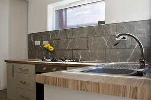Fridge, microwave, oven, stovetop - Green Corner House Sleeps 6 & Free Parking (Nottingham)