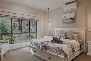 5 chambres, bureau, fer et planche à repasser, draps fournis