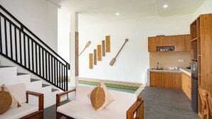 Una cocina moderna con armarios de madera, horno empotrado y salpicadero de azulejos.