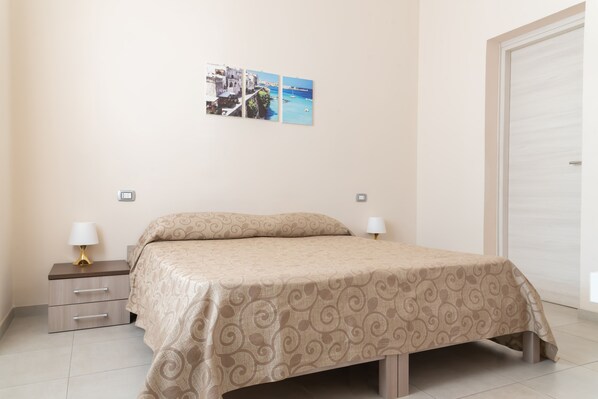 A bedroom with a bed, two bedside tables, a nightstand, and a wall-mounted picture. - Double room 1 with private bathroom (Lecce)