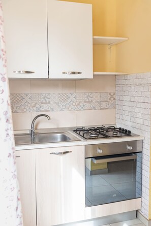 Refrigerador, microondas, horno y cafetera y tetera 