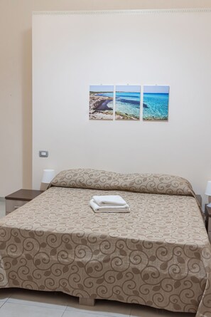 Desk, Internet, bed sheets - Large double/twin room (Lecce)
