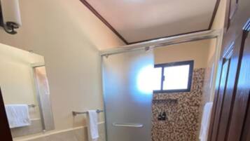 Haartrockner, Handtücher, Seife, Toilettenpapier