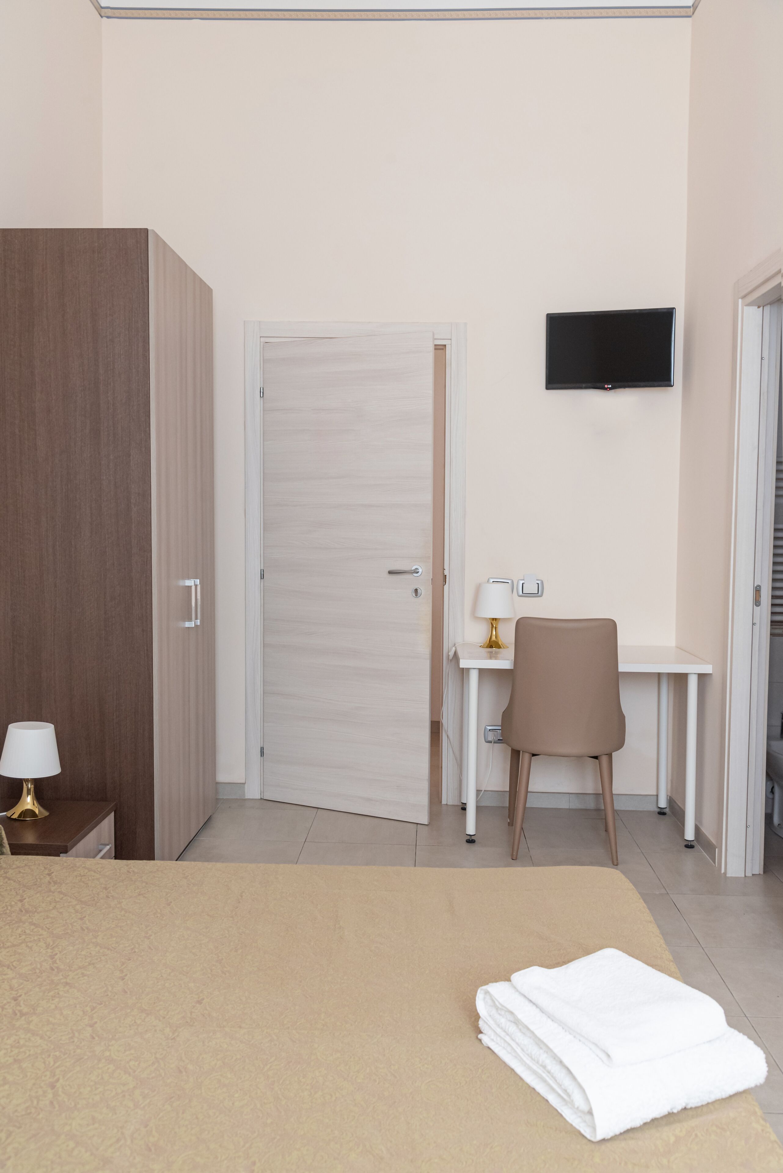 1 bedroom, desk, internet, bed sheets