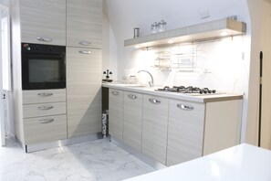 ثلاجة، فرن، مائدة طعام