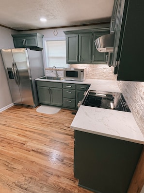 Microondas, horno, placa de cocina