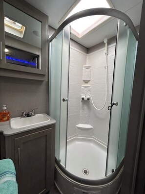 Towels, toilet paper - Cozy Private RV Stay – Safe Driveway Parking & WiFi (San Antonio)