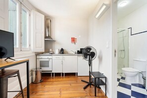 Fridge, microwave, coffee/tea maker, dining tables - GuestReady - Lovely studio in the city Centre (Porto)