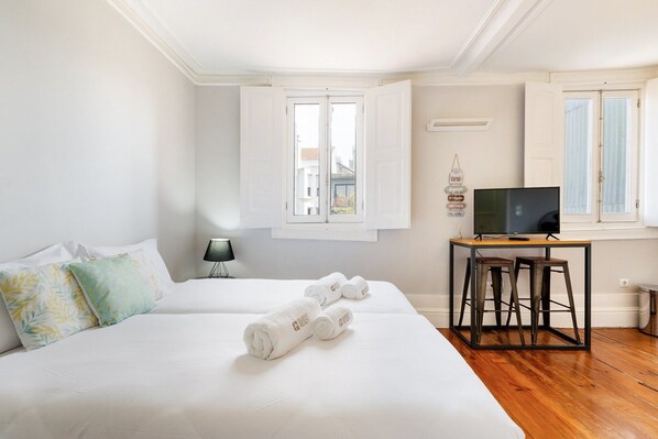 Iron/ironing board, internet, bed sheets