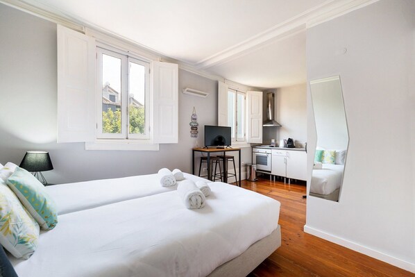 Iron/ironing board, internet, bed sheets - GuestReady - Lovely studio in the city Centre (Porto)