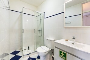 Shower, hair dryer, towels, soap - GuestReady - Lovely studio in the city Centre (Porto)