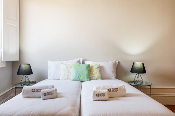 Iron/ironing board, Internet, bed sheets