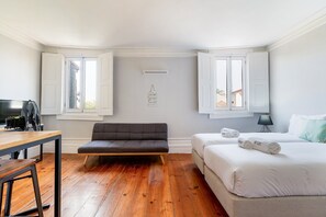 Tabla de planchar con plancha, internet y ropa de cama 