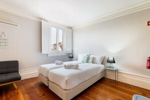 Tabla de planchar con plancha, internet y ropa de cama 