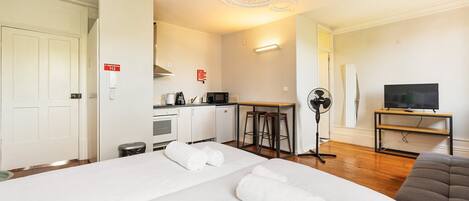 Een strijkplank/strijkijzer, internet, beddengoed