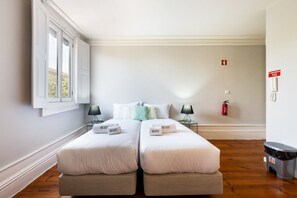 Tabla de planchar con plancha, internet y ropa de cama 