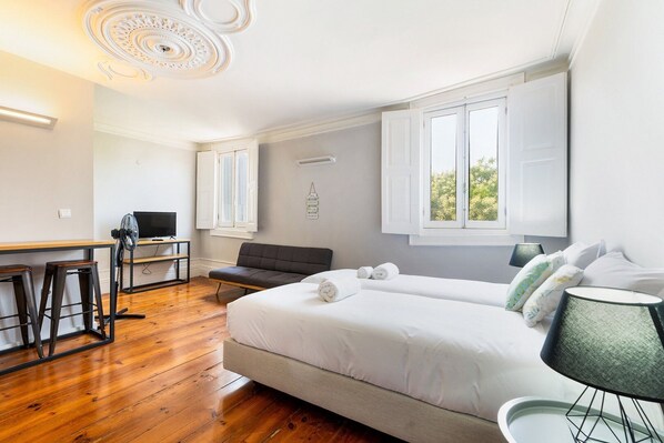 Iron/ironing board, internet, bed sheets