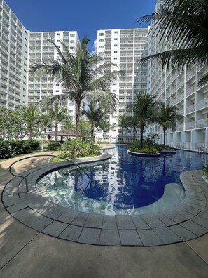Pool - Cozy 1BR w/ Balcony 5–10 Min Walk to Mall of Asia & 2.5 km from Airport. (Pasay City)