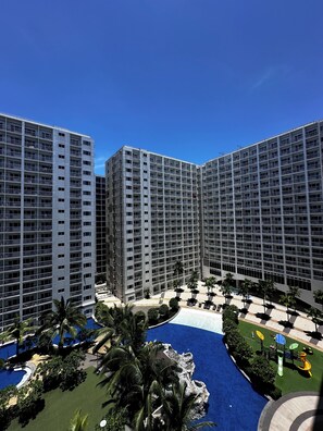 Exterior - Cozy 1BR w/ Balcony 5–10 Min Walk to Mall of Asia & 2.5 km from Airport. (Pasay City)