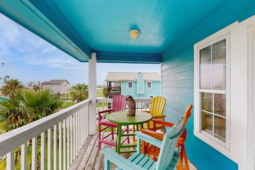 Vibrant dog friendly home with two balconies & outdoor bar - steps to sand