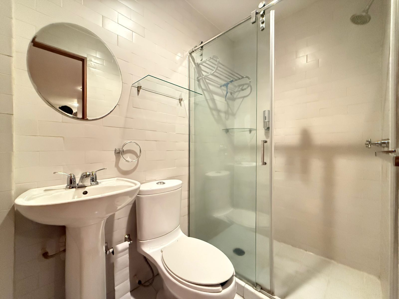 Departamento familiar, vista a la ciudad | Baño | Regadera, amenidades de baño gratuitas, toallas, jabón 