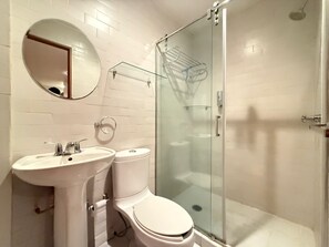 Family Apartment, City View | Bathroom | Shower, free toiletries, towels, soap - Frida my Loft (Mexico City)