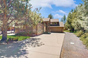 Exterior - Lodge-style luxury in Sunriver—hot tub, fireplace, gas grill, games (Sunriver)