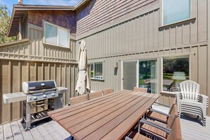 Outdoor dining - Lodge-style luxury in Sunriver—hot tub, fireplace, gas grill, games (Sunriver)