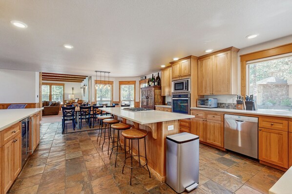 Fridge, microwave, oven, stovetop - Lodge-style luxury in Sunriver—hot tub, fireplace, gas grill, games (Sunriver)