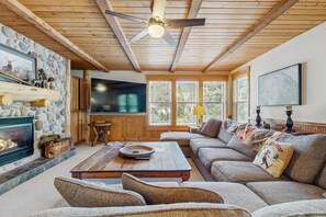 TV, fireplace, ping pong - Lodge-style luxury in Sunriver—hot tub, fireplace, gas grill, games (Sunriver)