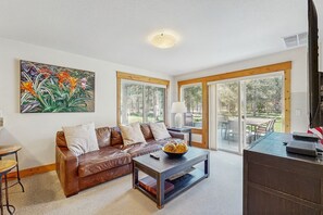 Fernseher, Kamin, Tischtennisplatte