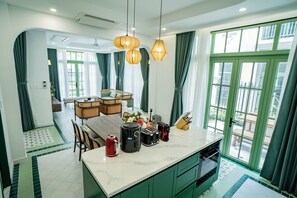 Villa Deluxe, 6 chambres, balcon, vue sur le jardin | Aire de séjour | Téléviseur à DEL de 60 po avec télévision par câble