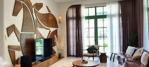 Vila luxo, 6 quartos, sacada, vista para o jardim | Área de estar | TV LED 60 polegadas com canais a cabo, serviços de streaming