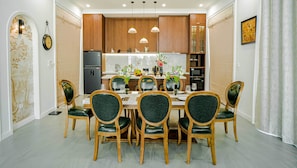Fridge, microwave, dishwasher, cookware/dishes/utensils