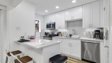 Frigorífico, microondas, horno y placa de cocina