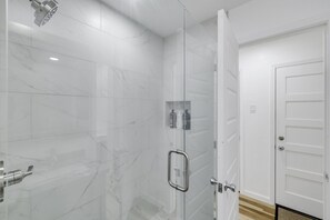 Een douche, een haardroger, handdoeken, zeep