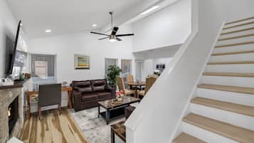 Una Smart TV, una chimenea