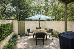 Outdoor dining - Cozy Beach Townhome w Patio  Near Shops & Beach  (Hilton Head Island)