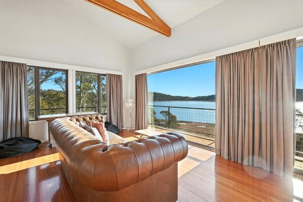 Télévision, cheminée, jeux vidéo