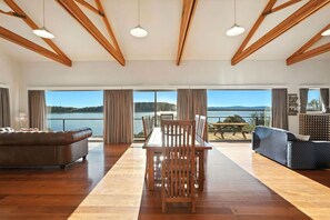 Télévision, cheminée, jeux vidéo