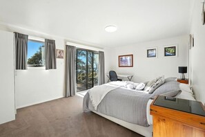 3 bedrooms, iron/ironing board, travel cot, WiFi - Lakeside Retreat, Miena (Miena)