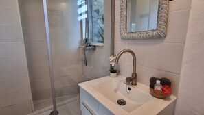 Hair dryer, towels, soap, toilet paper - Private Bungalow ZANANAS (97435)