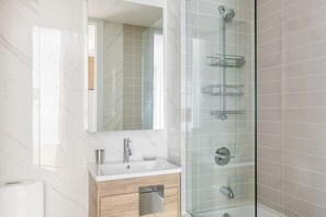 ヘアドライヤー、タオル