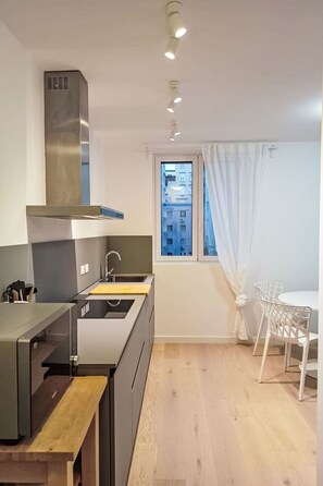 Kühlschrank, Mikrowelle, Ofen, Geschirrspüler