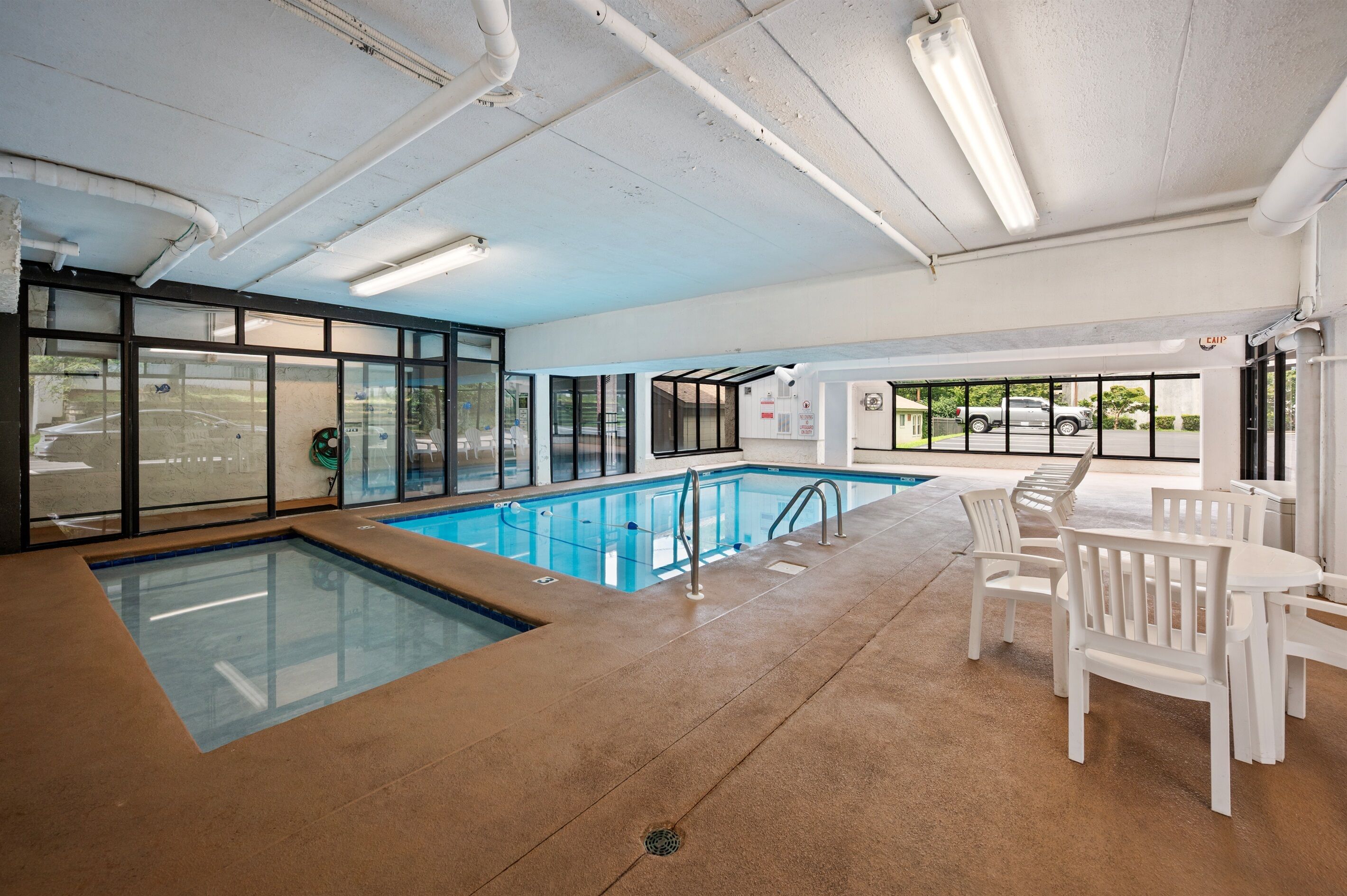 Una piscina cubierta