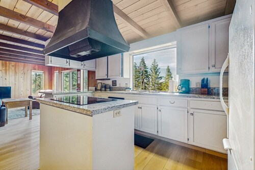 Large Home in Yosemite National Park with Deck, Views of Park, Washer/Dryer