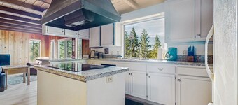 Large Home in Yosemite National Park with Deck, Views of Park, Washer/Dryer