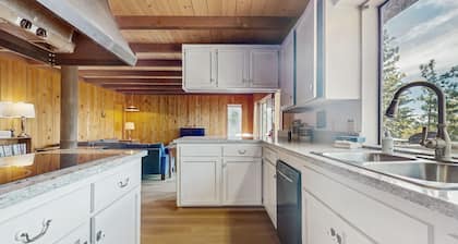 Large Home in Yosemite National Park with Deck, Views of Park, Washer/Dryer