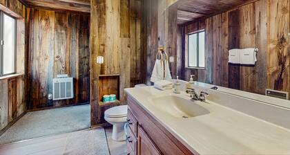 Large Home in Yosemite National Park with Deck, Views of Park, Washer/Dryer