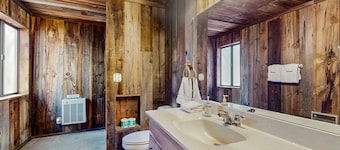 Large Home in Yosemite National Park with Deck, Views of Park, Washer/Dryer